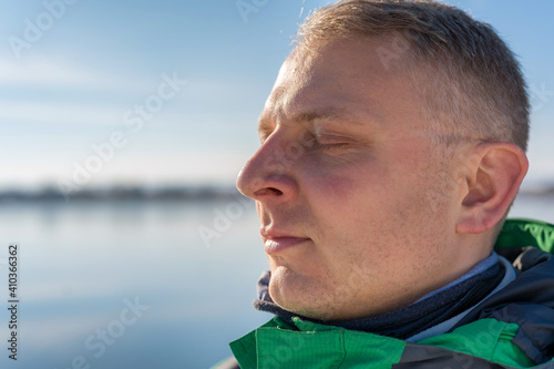 Fotografie Mann gönnt sich eine Auszeit an der frischen Luft im Sonnenschein