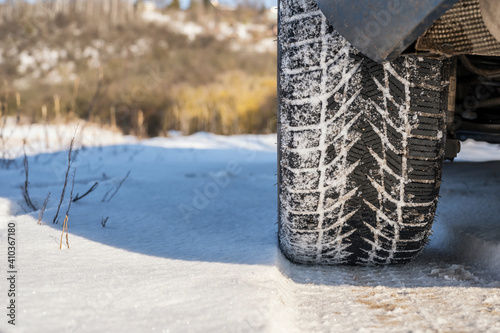 Winterreifen auf einer Schneedecke als Zeichen für sicheres Fahren im Winter © Ralf Geithe
