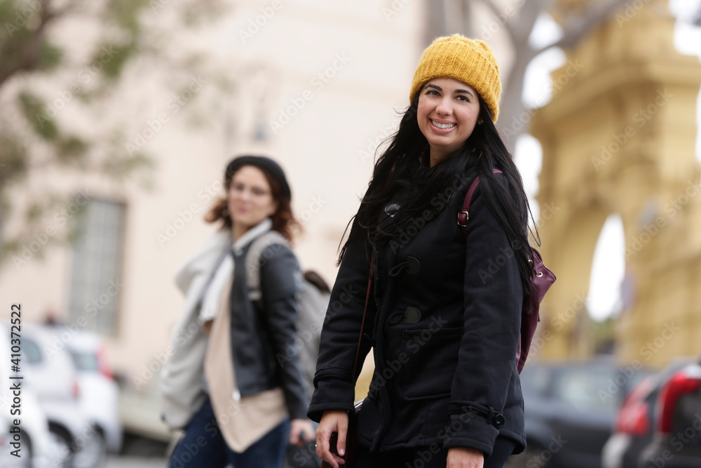Coppia di amiche in viaggio in giro per la città in abbigliamento invernale