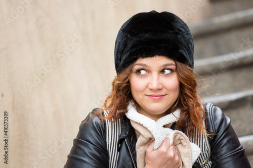 Ritratto di ragazza con il colbacco nero e abiti invernali photo