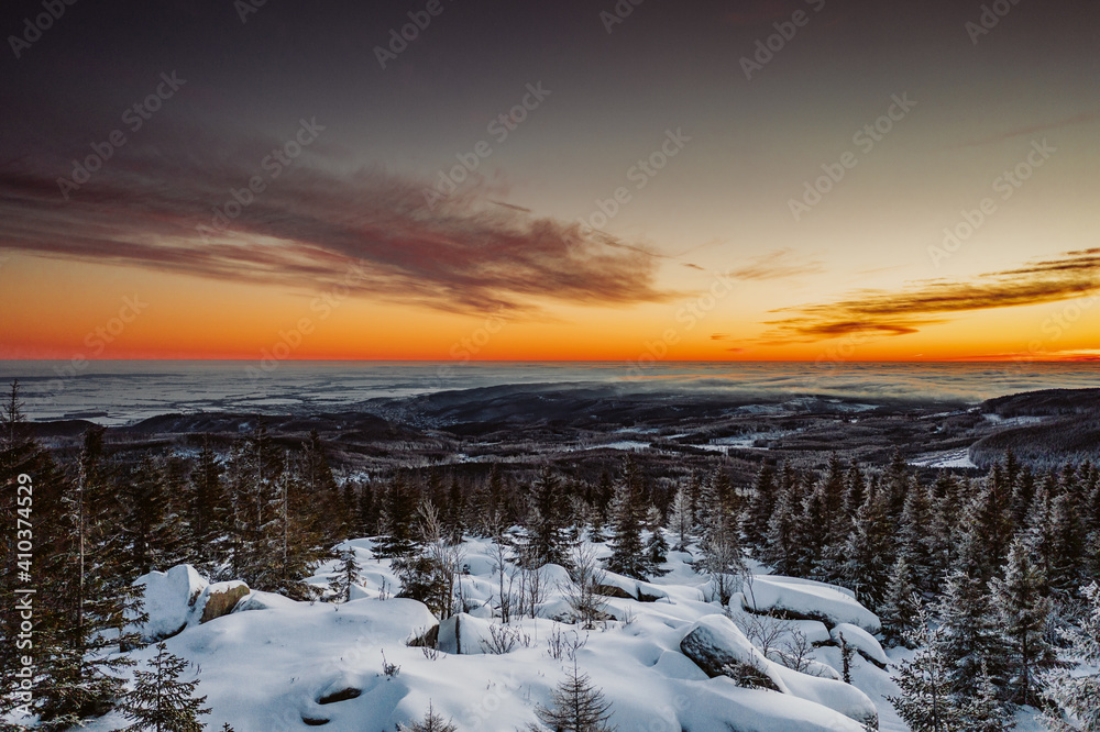 Sonnenaufgang im Winter auf dem Brocken im Nationalpark Harz in Sachsen- Anhalt Sonnenaufgang im Winter auf dem Brocken im Nationalpark Harz in Sachsen- Anhalt