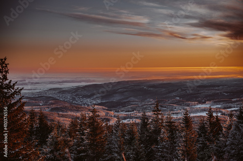 Sonnenaufgang im Winter auf dem Brocken im Nationalpark Harz in Sachsen- Anhalt