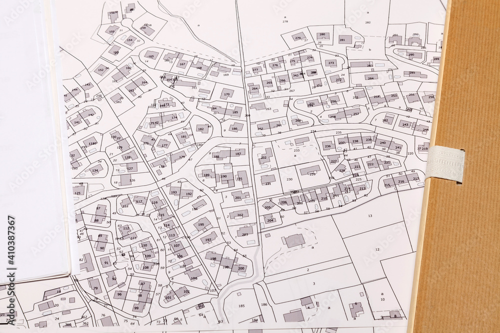 Urbanisme et logement - Aménagement du territoire - projet de lotissement sur fond de plan cadastral Urbanisme et logement - Aménagement du territoire - projet de lotissement sur fond de plan cadastral