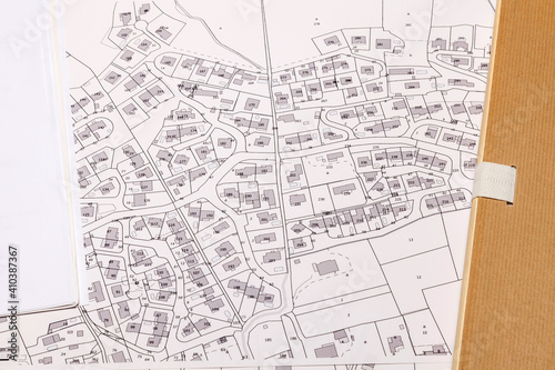 Urbanisme et logement - Aménagement du territoire - projet de lotissement sur fond de plan cadastral