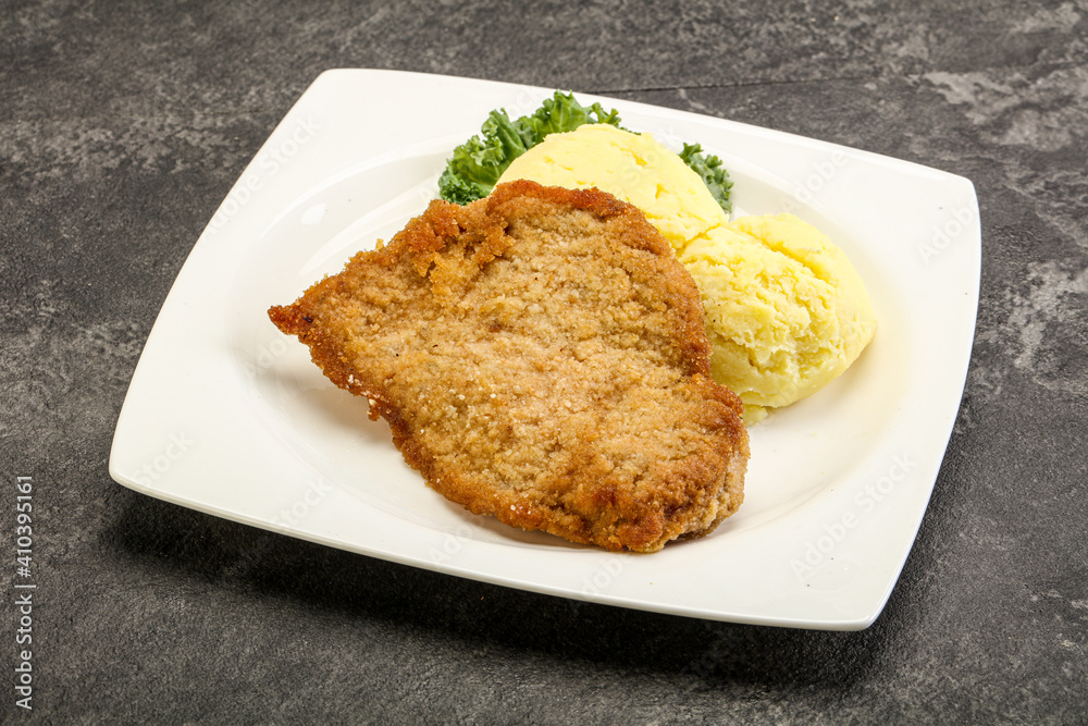 Crispy chicken schnitzel with mashed potato