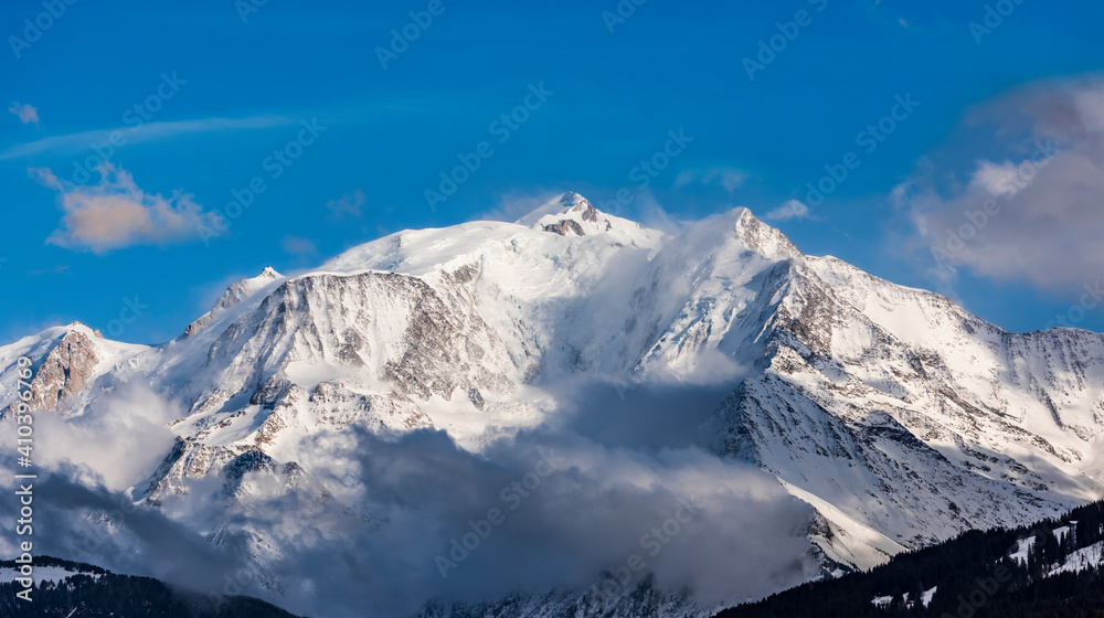 Obraz premium Ski slopes under the Mont Blanc chain seen from the French side
