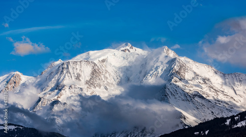 Ski slopes under the Mont Blanc chain seen from the French side © trattieritratti