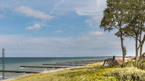 Strand an der Ostsee bei bew  lktem Himmel