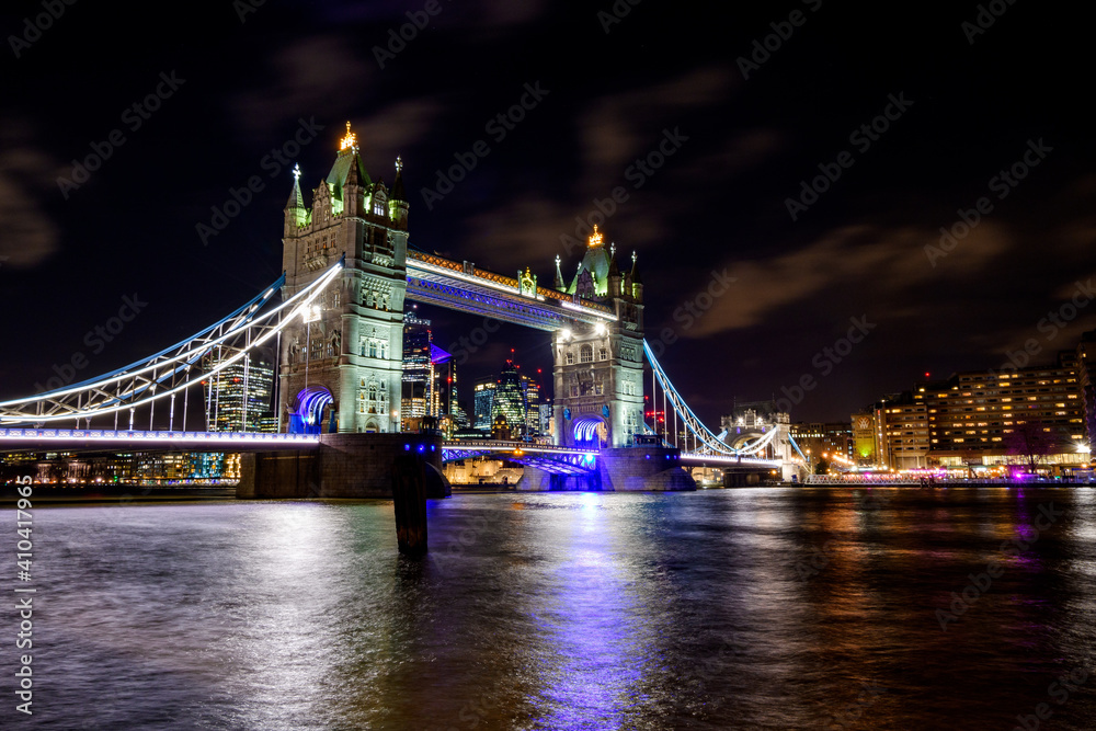 Obraz premium tower bridge at night