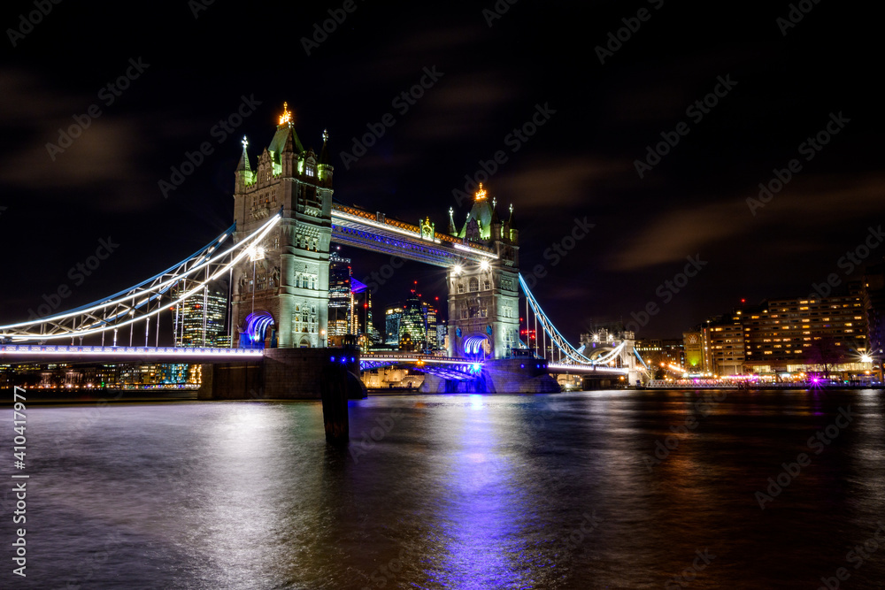 Obraz premium tower bridge at night