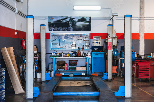 Image of a car repair garage