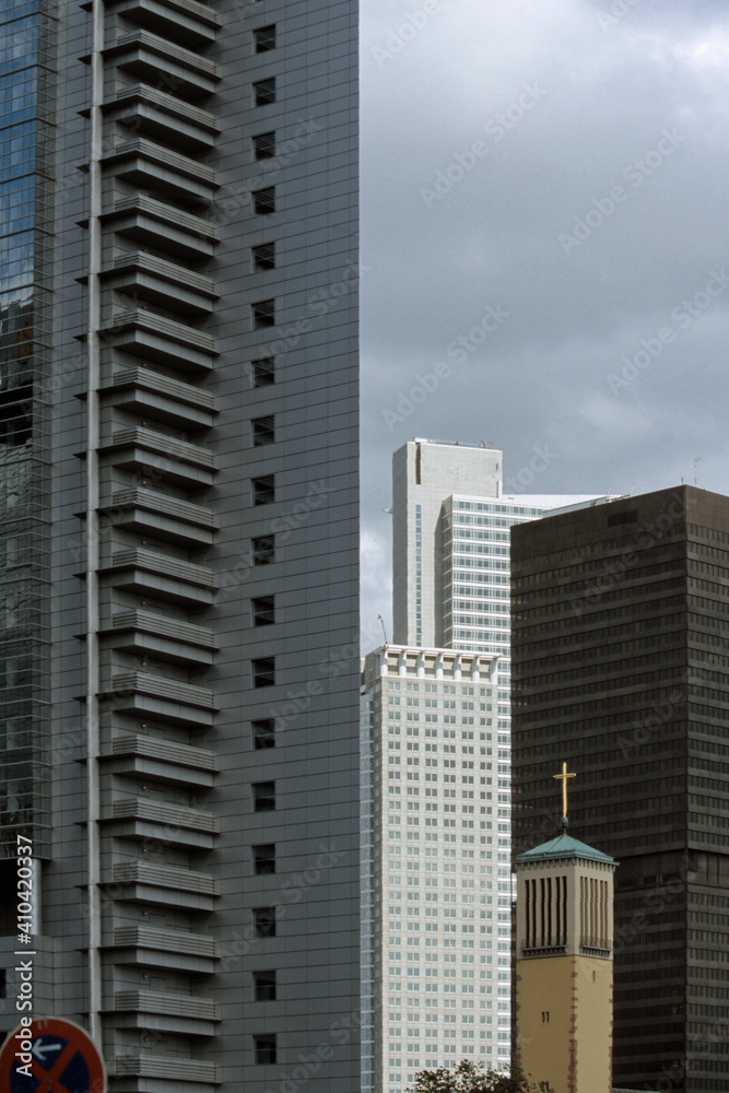 Fototapeta premium Blick vom Europaviertel in Frankfurt zum Turm der Matthaeuskirch