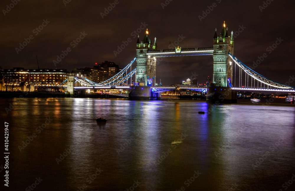 Obraz premium tower bridge at night