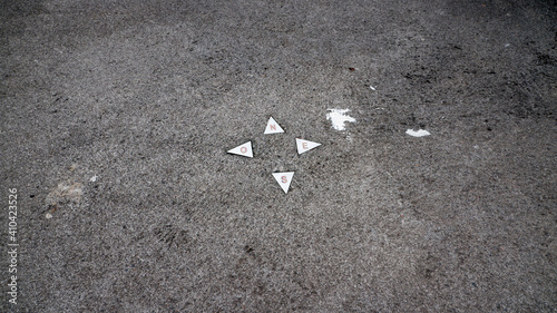 Puntos cardinales marcados en el suelo de asfalto con cuatro triángulos blancos photo