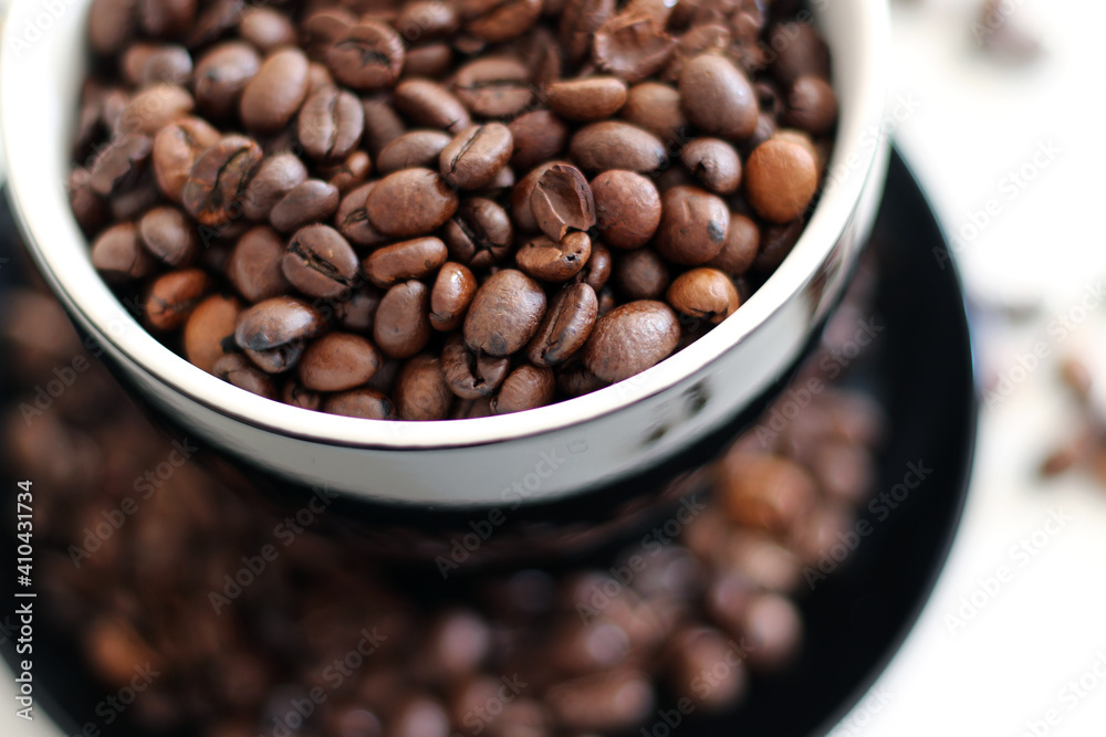 Fototapeta premium roasted coffee beans in black cup
