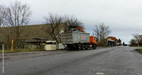 Umweltschutz mit Hilfe der Müllabfuhr, die Glascontainer mit LKW leert - recycling photo