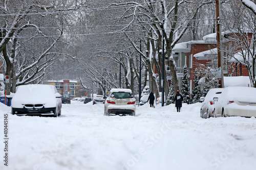 une personne marche dans une rue enneigée photo