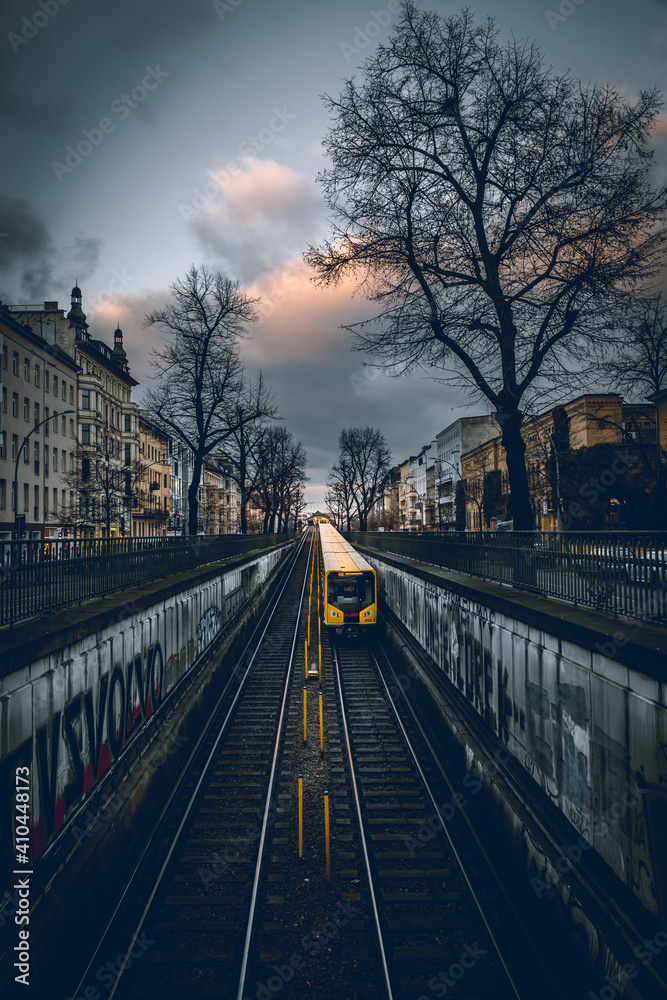 Fototapeta premium fahrende U-Bahn in Berliner Winter 2021