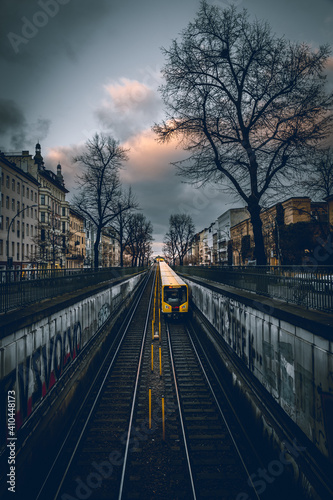 fahrende U-Bahn in Berliner Winter 2021