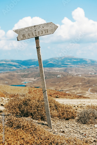 Verblichener Wegweiser in der Landschaft auf der Insel Astypalea, Griechenland photo