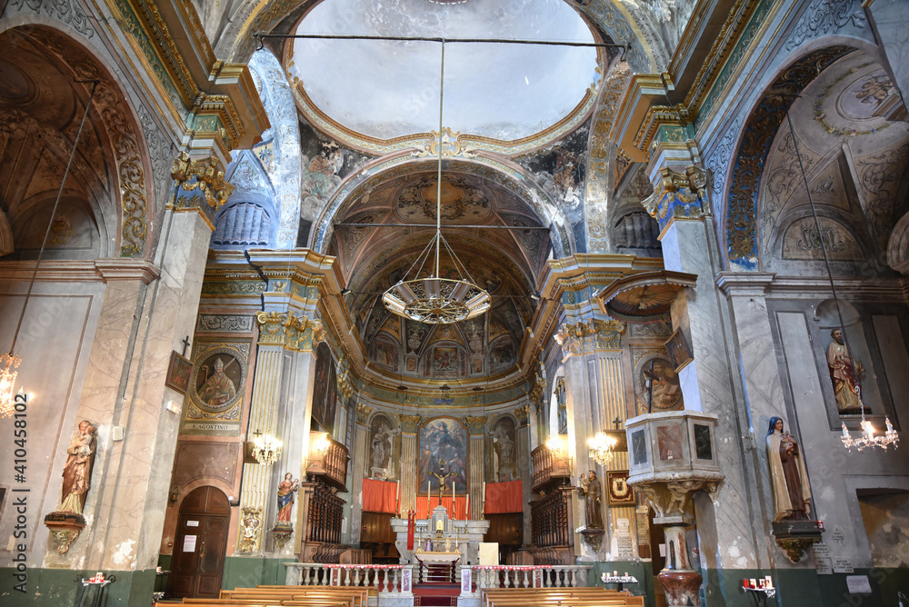 Nef baroque de la cathédrale de Cervione en Corse