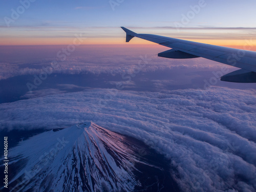 飛行機から朝焼けの富士山を眺める