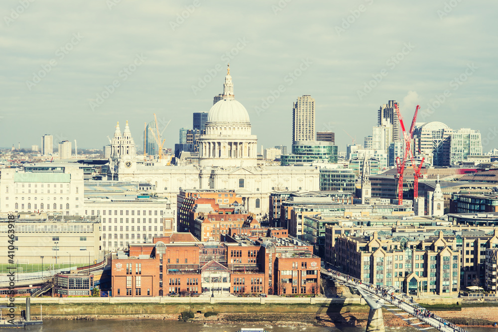 Obraz premium LONDON, UK - 17 FEBRUARY, 2017: St Paul's Cathedral is an Anglican cathedral, the seat of the Bishop of London and the mother church of the Diocese of London