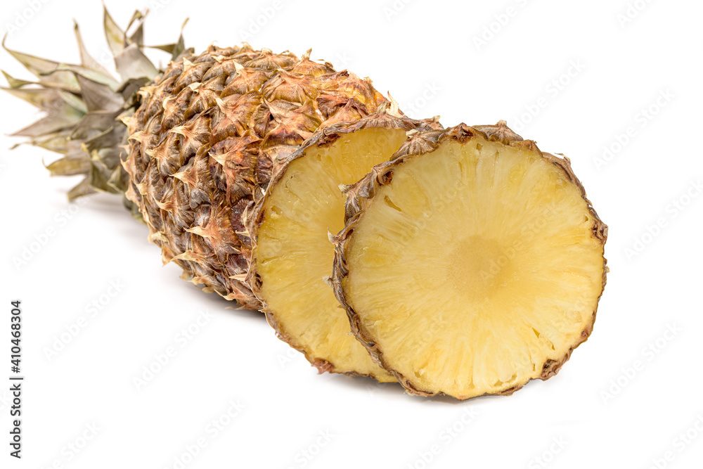 ananas couché avec deux tranches sur fond blanc ananas couché avec deux tranches sur fond blanc