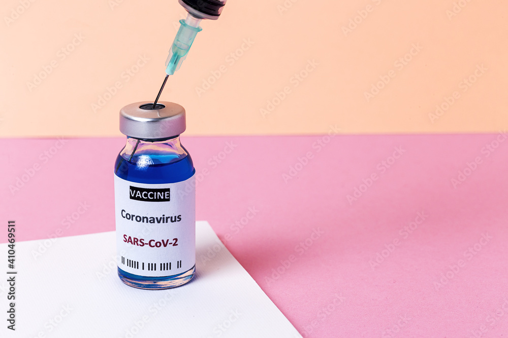 Transparent glass vials with test COVID-19 vaccine, with syringes Transparent glass vials with test COVID-19 vaccine, with syringes