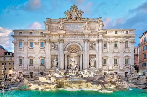 Prachtvoller Trevi Brunnen aus der Zeit des Rokoko in Rom in Italien