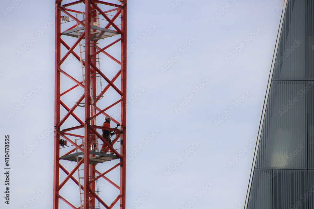 grue sur un site de travaux en construction