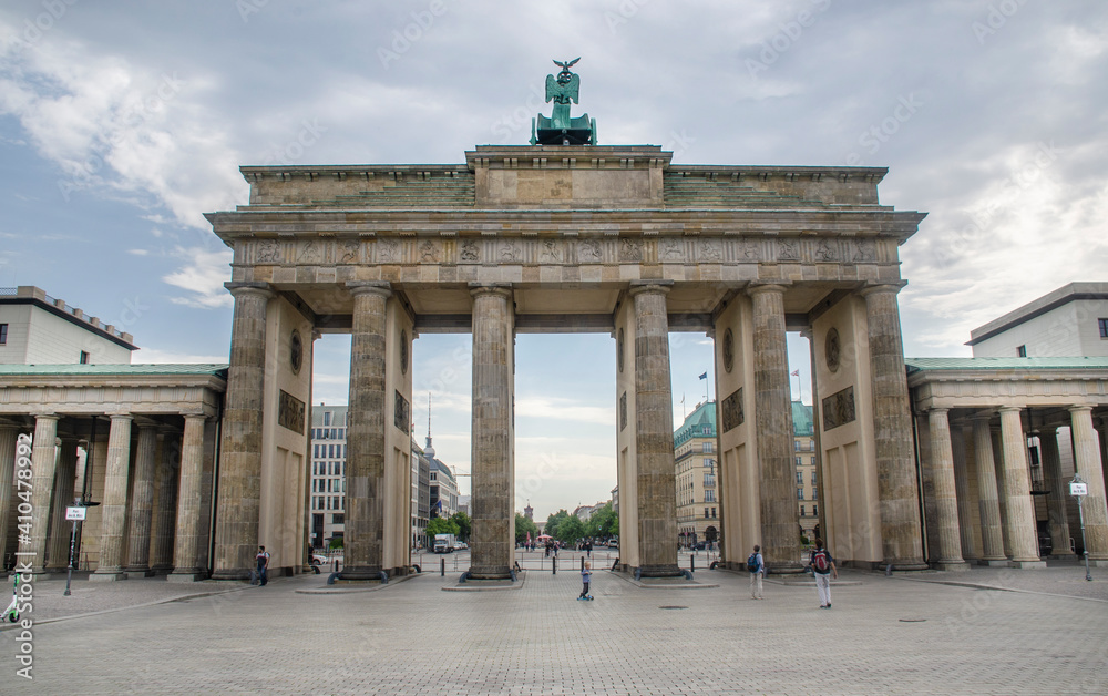 Brandenburger Tor in Berlin- Das Brandenburger Tor befindet sich auf dem Pariser Platz mitten in Berlin, der zu den schönsten Plätzen der Stadt gehört