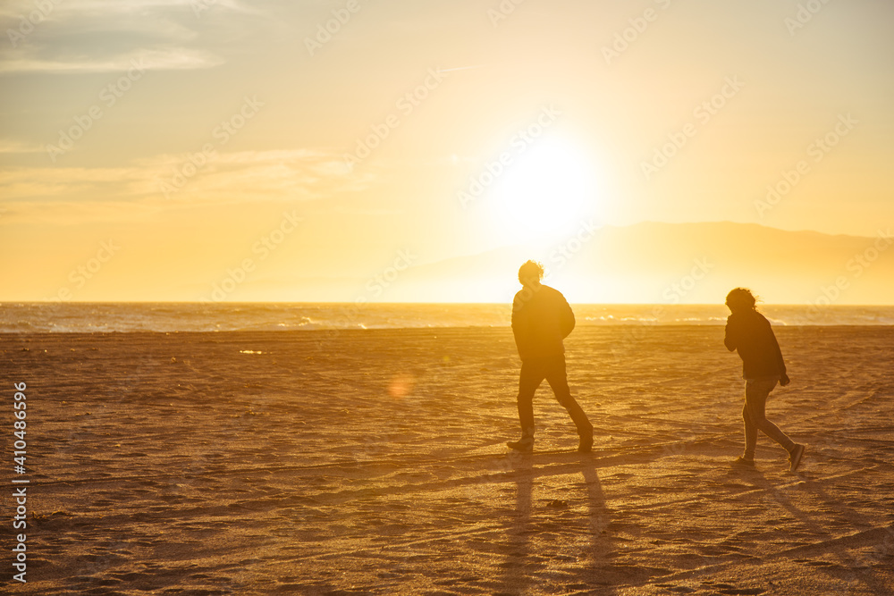 Fototapeta premium Couple at sunset on the beach