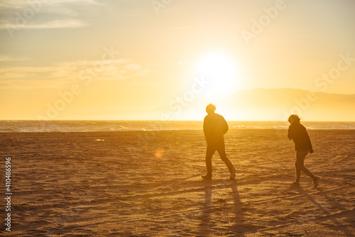 Couple at sunset on the beach © Martin Naujocks