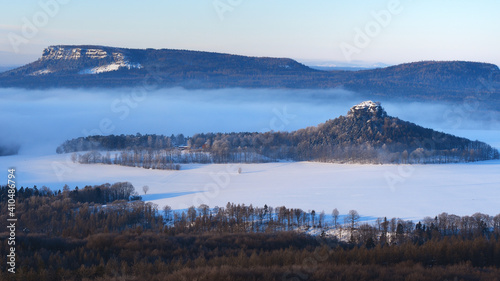 Fototapeta Naklejka Na Ścianę i Meble -  Zirkelstein in mist. Winter mist above dry spruce trees, white waves.