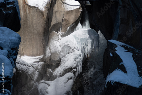 Fototapeta Naklejka Na Ścianę i Meble -  icicles on the rocks