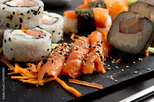 tabla de sushi y salmon photo