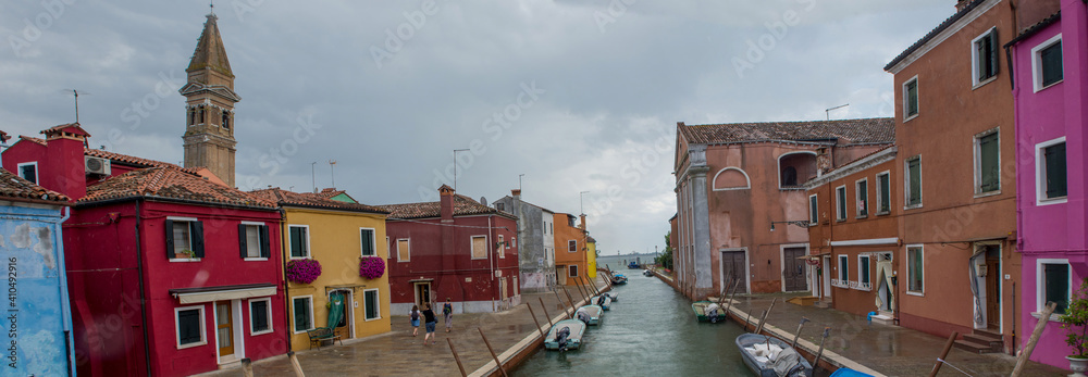 Fototapeta discovery of the city of Venice, Burano and its small canals and romantic alleys