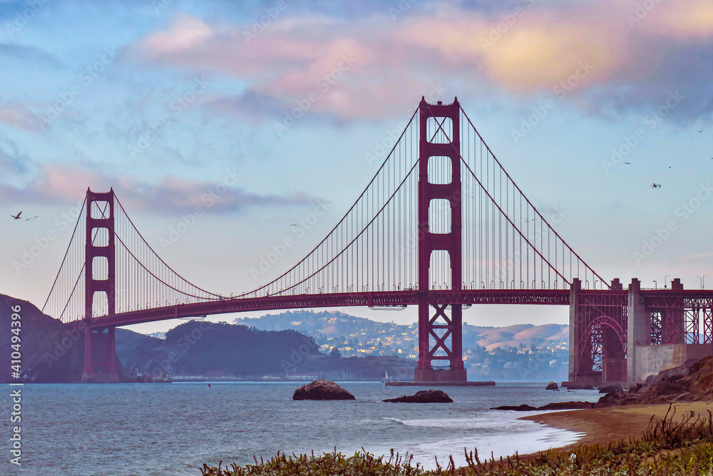 Obraz premium Day in August afternoon view on Golden Gate Bridgefrom Baker Beach.