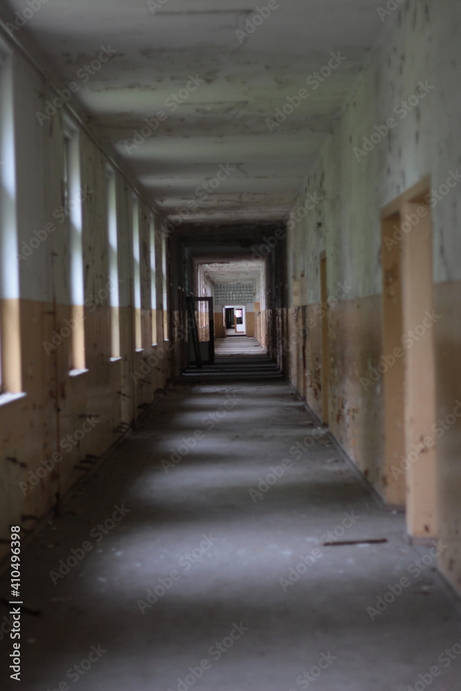 Obraz premium Corridor in an abandoned hospital
