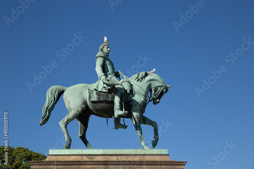 Equesterian Statue of Norway King Karl Johans with pigeons