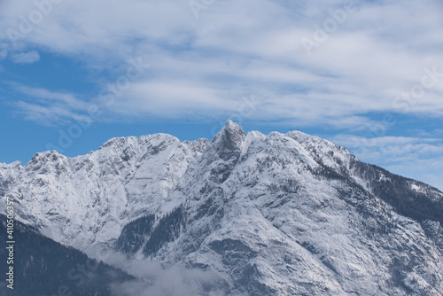 Wallpaper Mural le splendide montagne delle dolomiti in inverno inoltrato, la neve ricopre le cime delle montagne, clima invernale, sciare in montagna Torontodigital.ca