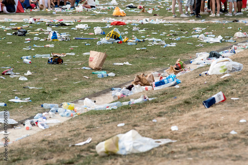 déchets au sol après un match de sport 