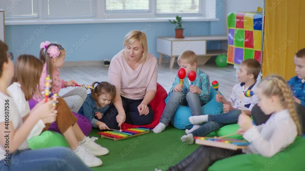 Vídeo do Stock children enjoying a music lesson in the classroom with