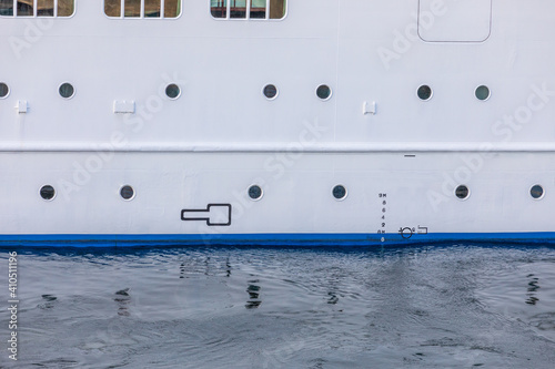 船体の船側、舷窓、フェンダー、喫水標