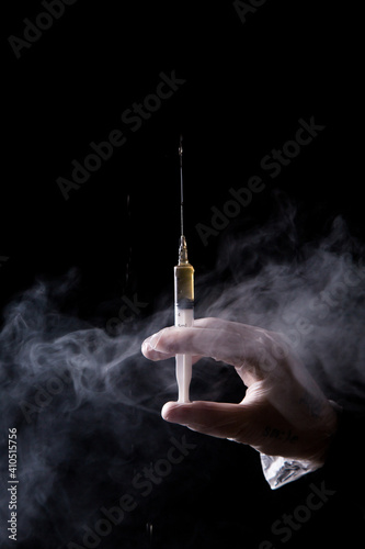 Eine geladene spritze, loaded syringe, vor einem neutralen hintergrund, Impfung, vaccination, corona, covid-19, gesundheit, symbol