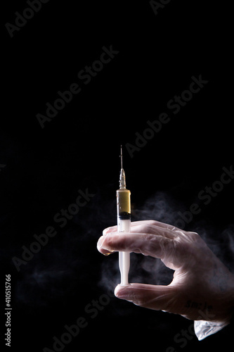 Eine geladene spritze, loaded syringe, vor einem neutralen hintergrund, Impfung, vaccination, corona, covid-19, gesundheit, symbol