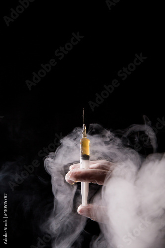 Eine geladene spritze, loaded syringe, vor einem neutralen hintergrund, Impfung, vaccination, corona, covid-19, gesundheit, symbol