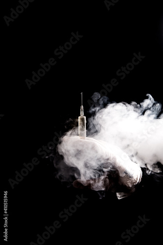 Eine geladene spritze, loaded syringe, vor einem neutralen hintergrund, Impfung, vaccination, corona, covid-19, gesundheit, symbol