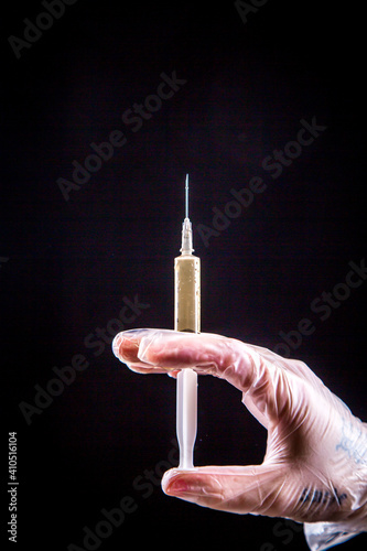 Spritze mit Nebel und Rauch, Kältemittel, Impfung, Corona, Covid-19, Vaccine, Impfung,